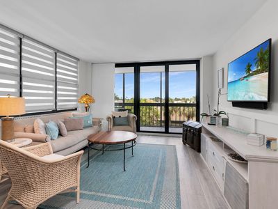 591 Seaview Ct APT 402