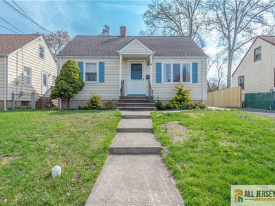 8 Fitzsimmons Ave