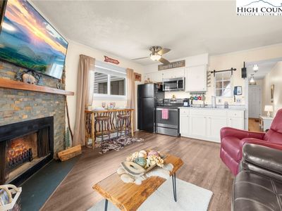 301 Pinnacle Inn Road #3304A