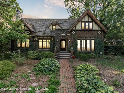 1107 W Grand River Ave