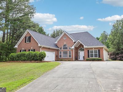 Property at 240 Crestwood Dr, Tyrone, GA