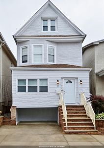 22 E 44th St