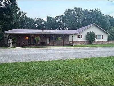 100 Groves Ln