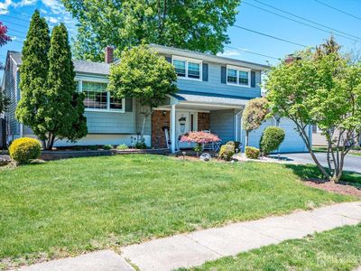 27 Eileen Way