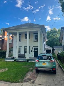 706 John St