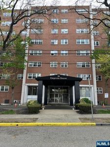 39 E 39th St APT 8G