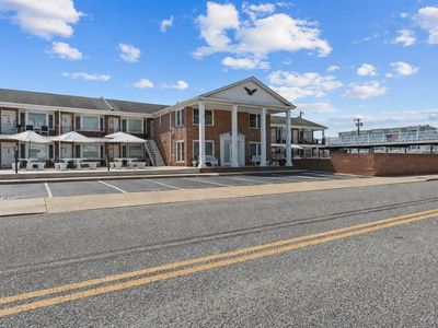 402 E Saint Paul Ave #205