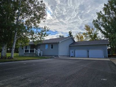 8 Green Acres Dr