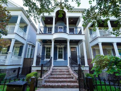 537 W 22nd St