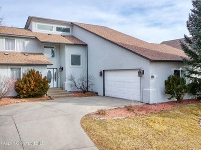 902 Hickory Dr
