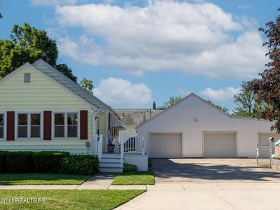 120 E Pearl St