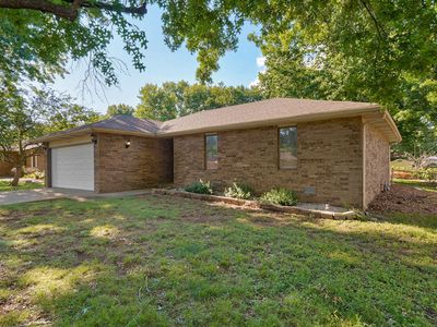 1037 W Lindberg Street