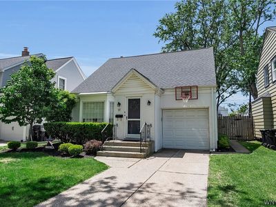 98 Byron Ave E