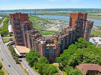 1015 Harmon Cove Tower