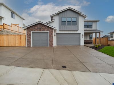 664 NW Crater Lake Dr