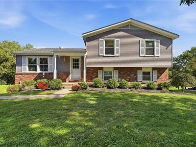 Property at 110 Glengarry Dr, Coraopolis, PA