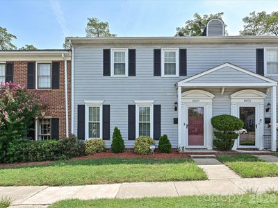 8069 Regent Park Ln