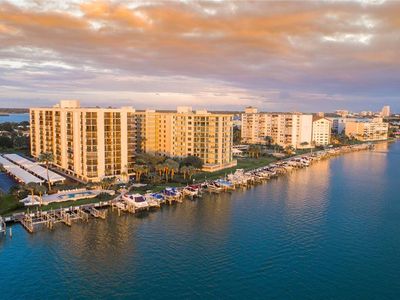 690 Island Way APT 909