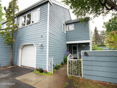 10641 Commodore Dr