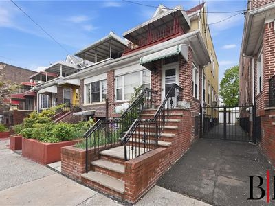 324 E 52nd St