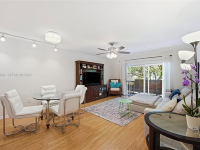 1205 Mariposa Ave APT 403