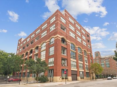 2001 S Calumet Ave APT 411