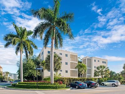 10001 W Bay Harbor Dr APT 208