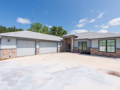 313 Lakeshore Dr