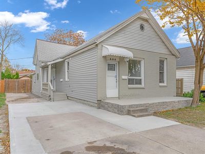 888 University Ave E