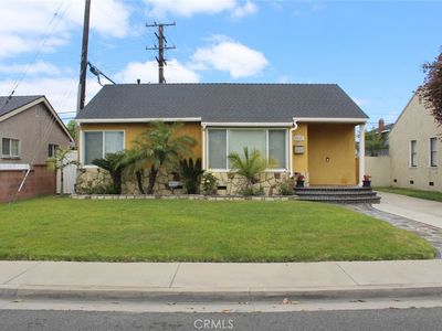 6052 Bellflower Blvd