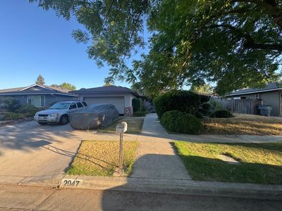 2047 E Palo Alto Ave