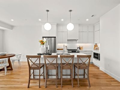 298 Maverick St Floor 3