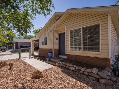 1108 E Holyoak Ln
