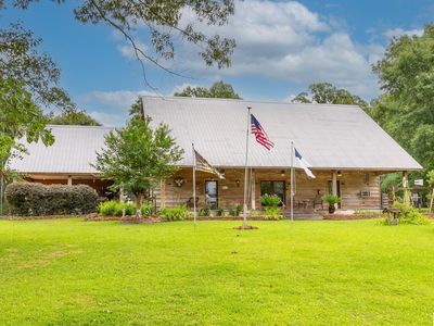 111 Paradise Dr