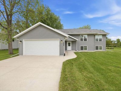 390 Meadow Ln