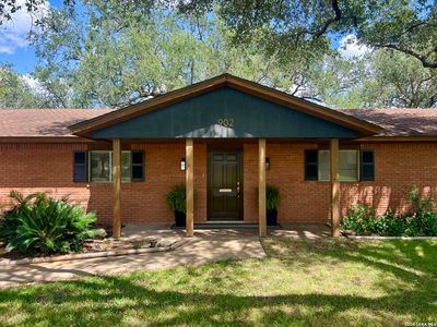 Property at 902 Oakridge Dr, Pleasanton, TX