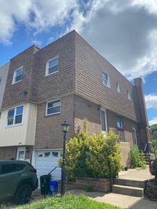 8909 Lewin Pl
