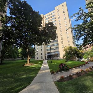 6 Fordham Hill Oval #8H