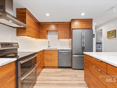 200 N 3rd St APT 806