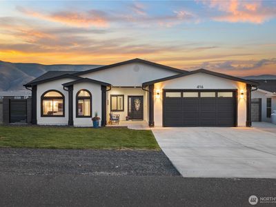 416 Edgewater Way SW