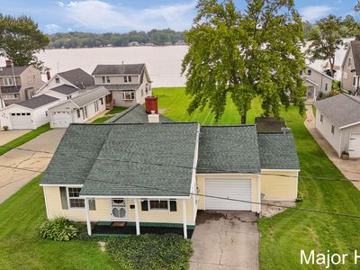 734 Lakeview Dr