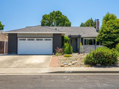 713 Dogwood Circle