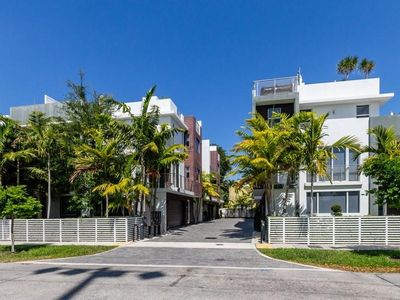 700 NE 14th Ave #208