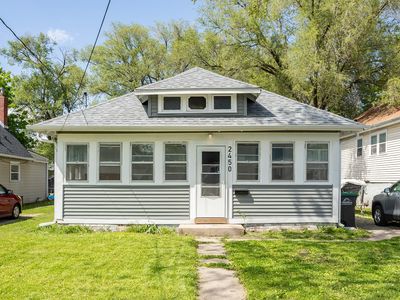 2450 E Grand Ave