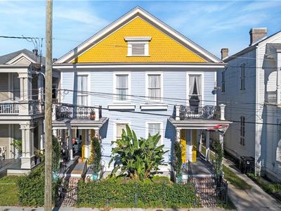 1525-27 Melpomene St