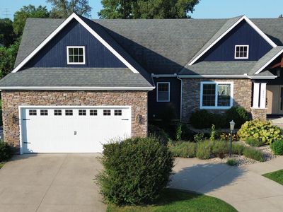 2400 Bay Pointe Dr