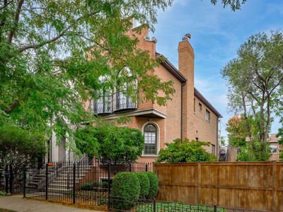 2320 W Charleston St