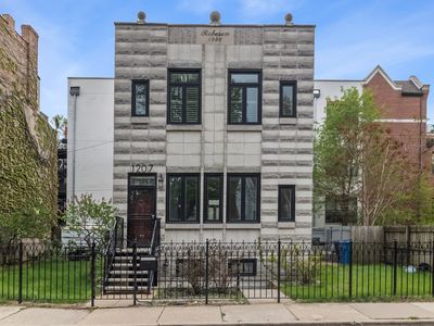 1207 E 44th Pl