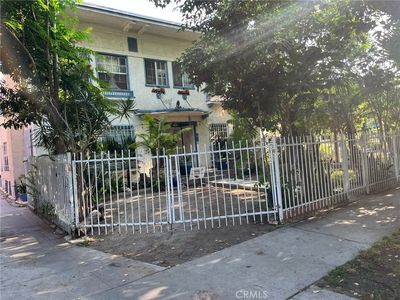 832 W 41st St