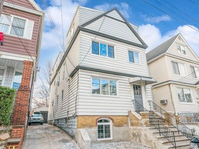 158 W 8th St